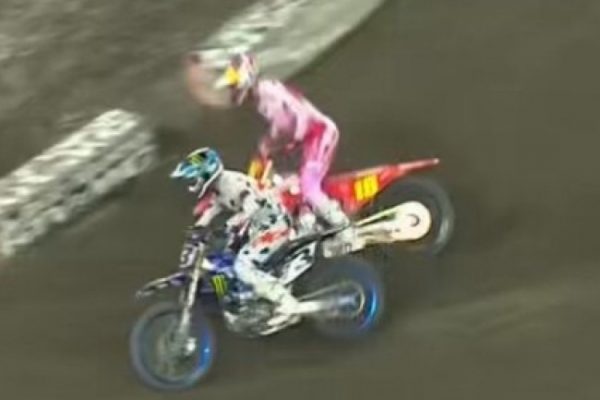 Video: Jett Lawrence passing Tomac