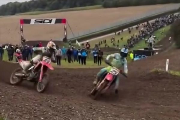 Gajser and Lawrence on the Gajser’s winning pass